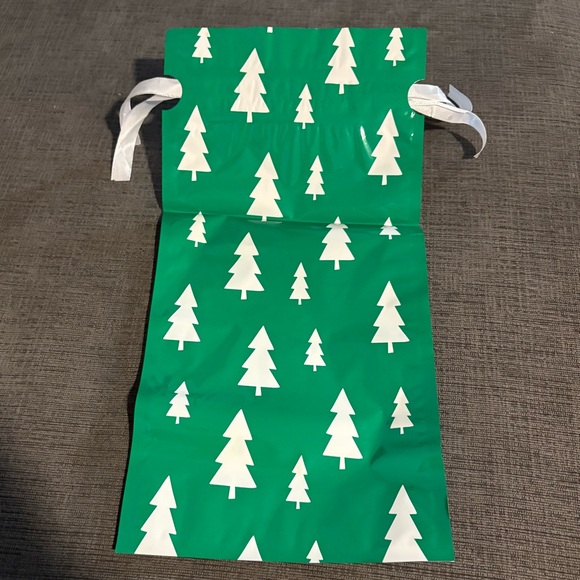 Festive Holiday Gift Bags Set of 5 - Picture 6 of 6